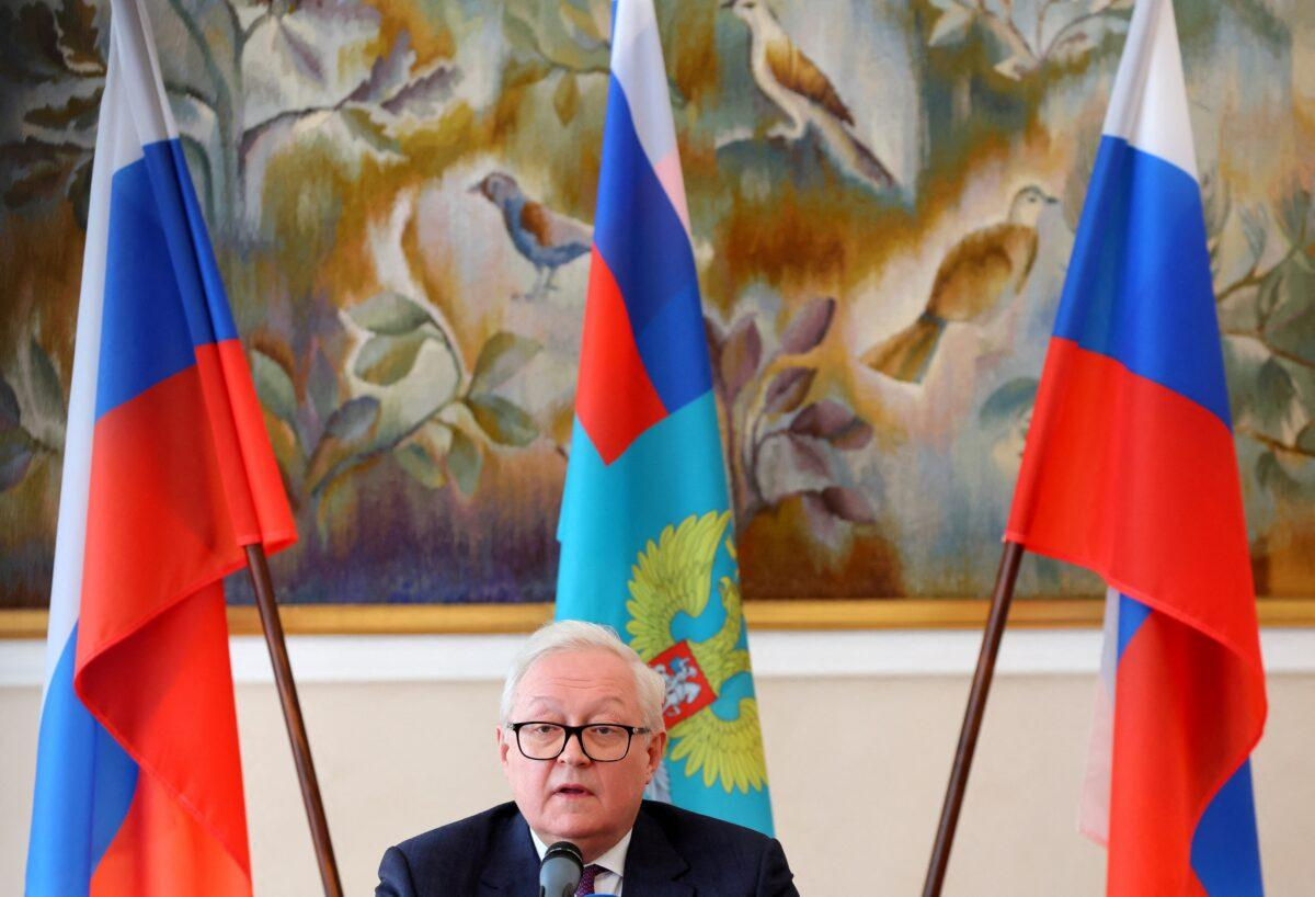 El viceministro ruso de Asuntos Exteriores, Serguéi Ryabkov, habla en una rueda de prensa tras su intervención en la Conferencia de Desarme de las Naciones Unidas en Ginebra, el 2 de marzo de 2023. (Denis Balibouse/Reuters)