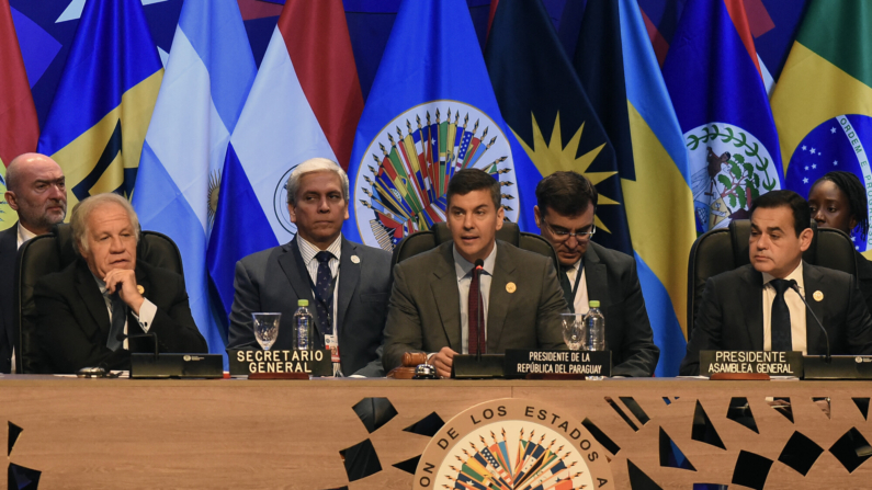 El presidente de Paraguay, Santiago Peña (C), habla flanqueado por el secretario general de la Organización de los Estados Americanos (OEA), el uruguayo Luis Almagro (I), y el ministro de Relaciones Exteriores de Paraguay y presidente de la Asamblea General, Rubén Ramírez Lezcano, durante la 54ª Sesión Ordinaria de la Asamblea General de la OEA en la sede de la CONMEBOL en Luque, Paraguay, el 27 de junio de 2024. (DANIEL DUARTE/AFP via Getty Images)