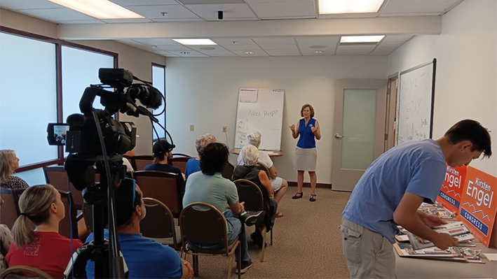 La aspirante demócrata a la Cámara de Representantes Kirsten Engel habla con voluntarios en un acto de prospección electoral en Tucson, Arizona, el 28 de julio de 2024. (Nathan Worcester/The Epoch Times)
