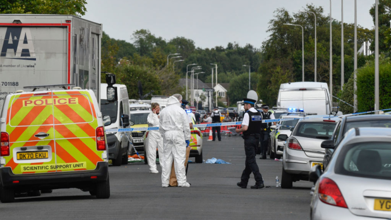 Las fuerzas del orden y otros socorristas permanecen cerca de la escena de un ataque con arma blanca el 29 de julio de 2024 en Southport, Inglaterra. (Paul McMullin/Getty Images)