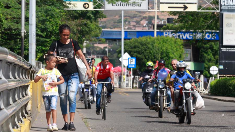 Vehículos y personas cruzan el puente internacional Simón Bolívar que une a Villa del Rosario (Colombia) con San Antonio del Táchira (Venezuela) el 29 de julio de 2024, en Villa del Rosario (Colombia). EFE/Mario Caicedo