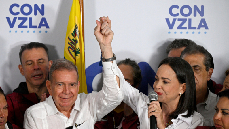 La líder opositora venezolana María Corina Machado habla con los medios, acompañada por el candidato presidencial opositor Edmundo González Urrutia, tras los resultados de las elecciones presidenciales en Caracas el 29 de julio de 2024. (FEDERICO PARRA/AFP via Getty Images)