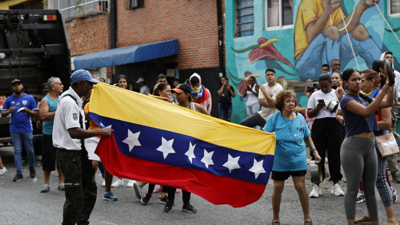 Venezolanos golpean cacerolas en una manifestación luego de los resultados de las elecciones presidenciales este lunes 29 de julio, en Caracas, Venezuela. EFE/ Henry Chirinos