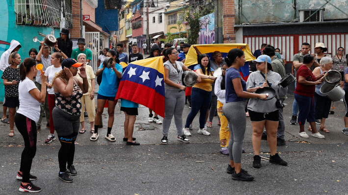 Venezolanos golpean cacerolas en una manifestación luego de los resultados de las elecciones presidenciales este lunes 29 de julio de 2024, en Caracas, Venezuela. (EFE/ Henry Chirinos)