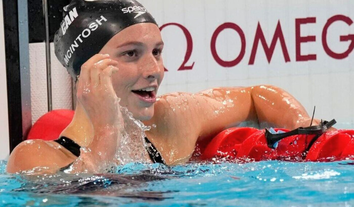 Summer McIntosh, de Canadá, celebra después de ganar la final femenina de 400 metros combinado individual en los Juegos Olímpicos de Verano de 2024, en Nanterre, Francia, el 29 de julio de 2024. (The Associated Press/Martin Meissner)