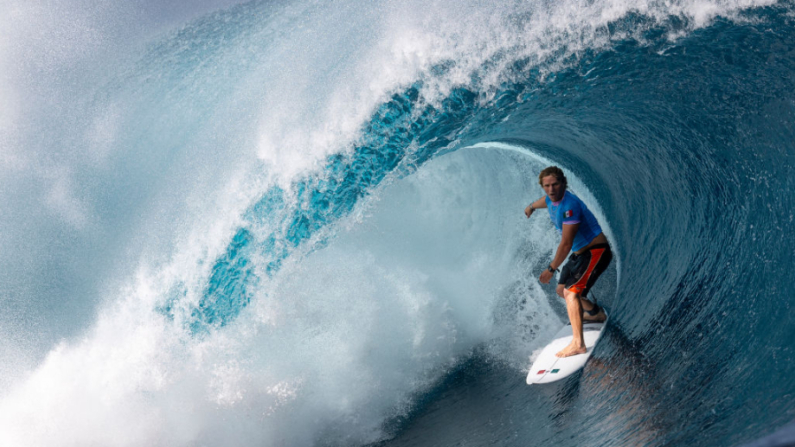 Alan Cleland Quiñonez del Equipo de México monta una ola durante la tercera ronda de surf en el tercer día de los Juegos Olímpicos de París 2024 en el 29 de julio de 2024 en Teahupo'o, Polinesia Francesa. (Ed Sloane/POOL/AFP vía Getty Images)