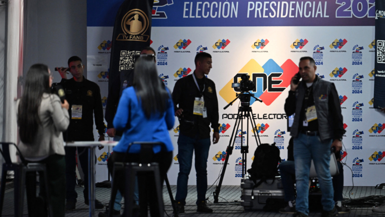 Periodistas y técnicos de televisión son fotografiados dentro del centro de medios del Consejo Nacional Electoral (CNE) en Caracas el 27 de julio de 2024. Venezuela celebrará elecciones presidenciales el 28 de julio de 2024. (JUAN BARRETO/AFP via Getty Images)