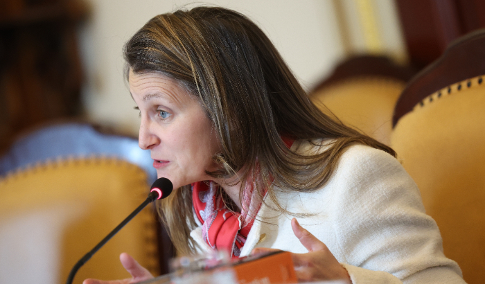  La viceprimera ministra y ministra de Finanzas de Canadá, Chrystia Freeland, participa en una reunión con la secretaria del Tesoro estadounidense, Janet Yellen, en el Departamento del Tesoro el 10 de enero de 2023 en Washington, DC. (Foto de Kevin Dietsch/Getty Images)