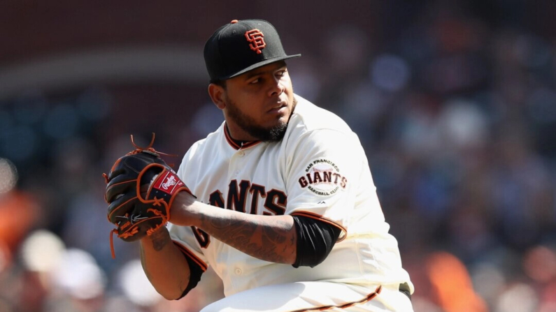 Reyes Moronta de los Gigantes de San Francisco lanza contra los Marineros de Seattle en San Francisco el 3 de abril de 2018. (Ezra Shaw/Getty Images)