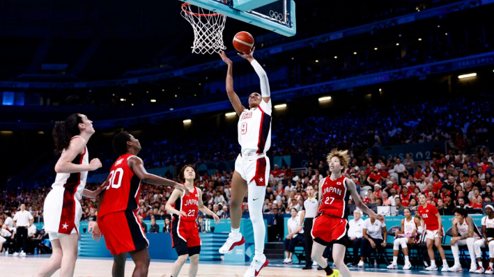 A'ja Wilson, número 9 de Estados Unidos, entra a canasta en el partido de baloncesto femenino de la ronda preliminar del grupo C entre Estados Unidos y Japón durante los Juegos Olímpicos de París 2024 en el estadio Pierre-Mauroy en Villeneuve-d'Ascq, norte de Francia, el 29 de julio de 2024. (Sameer Al-Doumy/AFP vía Getty Images)