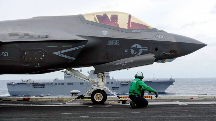 El avión de combate furtivo F-35C de la Armada de EE .UU. y su tripulación se preparan para despegar para una demostración de vuelo durante el ejercicio naval conjunto Annualex 23, desde el portaaviones USS Carl Vinson frente a la costa japonesa, el 11 de noviembre de 2023. (Mari Yamaguchi/Foto AP)