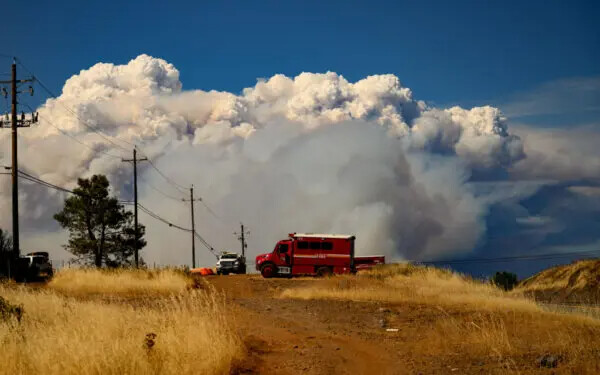 Una propiedad se ve en llamas como el fuego Park sigue ardiendo cerca de Paynes Creek en el condado de Tehama no incorporada, California, el 26 de julio de 2024. (Josh Edelson/AFP vía Getty Images)