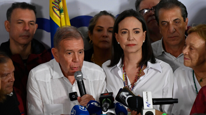 El candidato opositor Edmundo González habla tras el anuncio del CNE sobre los resultados de las elecciones presidenciales en la sede de la oposición el 28 de julio de 2024 en Caracas, Venezuela. (Marcelo Pérez del Carpio/Getty Images)