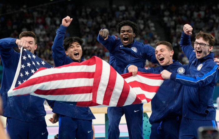 (De izq. a der.) Brody Malone, Asher Hong, Fred Richard, Paul Juda y Stephen Nedoroscik, integrantes del equipo de Estados Unidos, celebran su medalla de bronce durante la ronda final de equipos de gimnasia artística masculina en el Bercy Arena de los Juegos Olímpicos de Verano de 2024 en París, Francia, el 29 de julio de 2024. (Abbie Parr/AP Photo)