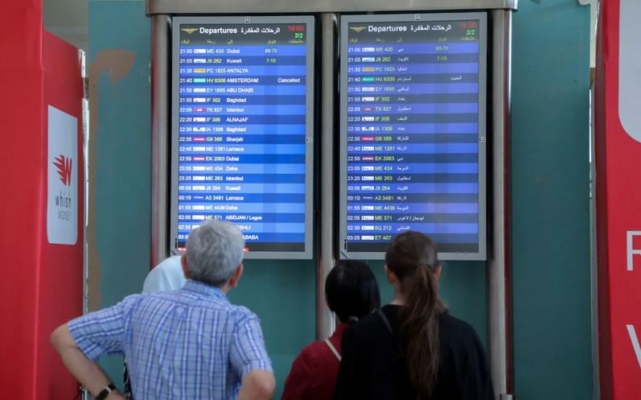 Varias personas miran los paneles de información de vuelos en el aeropuerto internacional Beirut-Rafic Hariri, en Beirut, Líbano, 28 de julio de 2024. (Mohamed Azakir/Reuters)