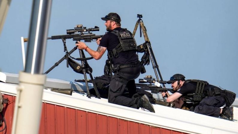 Francotiradores de la policía se encuentran en un tejado después de que se produjeran disparos mientras el candidato presidencial republicano, el expresidente Donald Trump, hablaba en un acto de campaña en Butler, Pensilvania, el sábado 13 de julio de 2024. (AP Photo/Gene J. Puskar)