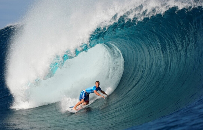 Kauli Vaast, de Francia, surfea durante la tercera ronda de la competición de surf en los Juegos Olímpicos de Verano de 2024 en Teahupo'o, Tahití, el 29 de julio de 2024. (Gregory Bull/Foto AP)
