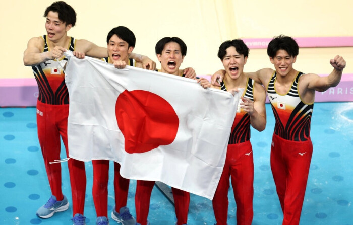 (De izq. a dcha.) Takaaki Sugino, Wataru Tanigawa, Kazuma Kaya, Shinnosuke Oka y Daiki Hashimoto, del equipo japonés, celebran la medalla de oro durante la final masculina de gimnasia artística por equipos del tercer día de los Juegos Olímpicos de París 2024 en el Bercy Arena de París, Francia, el 29 de julio de 2024. (Hannah Peters/Getty Images)
