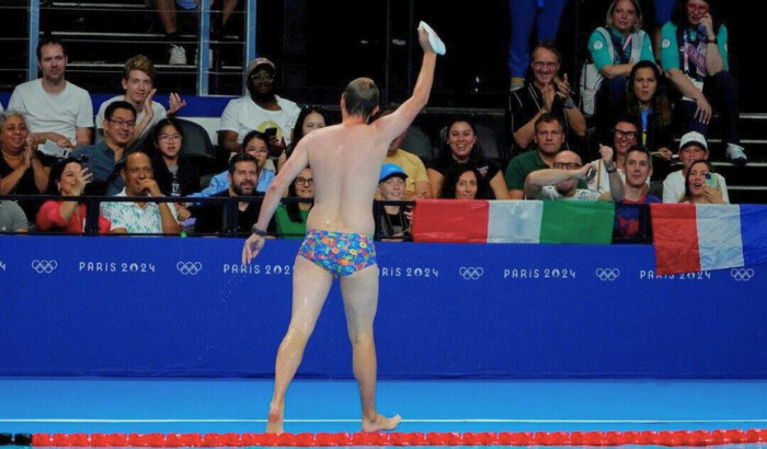 La multitud aplaude a un hombre que recuperó el gorro de natación de Emma Weber (EE. UU.) de la piscina durante las eliminatorias preliminares de los 100 metros braza femeninos durante los Juegos Olímpicos de Verano París 2024 en el Paris La Défense Arena en Nanterre, Francia, el 28 de julio de 2024. (Rob Schumacher-USA TODAY Sports)