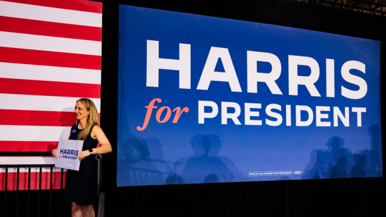 Una persona posa para una foto tras un mitin de campaña de la vicepresidenta Kamala Harris el 29 de julio de 2024 en Ambler, Pensilvania. (Hannah Beier/Getty Images)