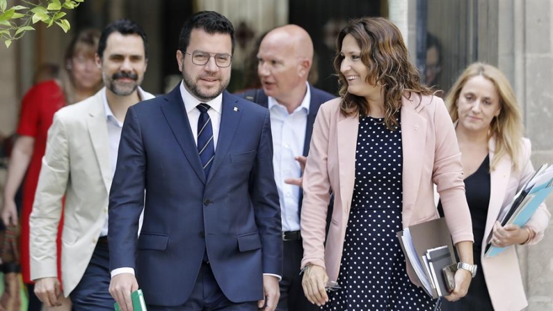 El presidente de la Generalitat en funciones, Pere Aragonès, y su vicepresidenta, Laura Vilagrà, a su llegada a la última reunión del Govern antes del parón veraniego, en plena expectación por los detalles de la negociación entre ERC y PSC para la investidura de Salvador Illa como próximo presidente de la Generalitat. EFE/Andreu Dalmau