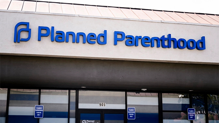 Cartelería de Planned Parenthood en el exterior de una clínica de atención sanitaria en Inglewood, California, el 16 de mayo de 2023. (Patrick T. Fallon/AFP vía Getty Images)
