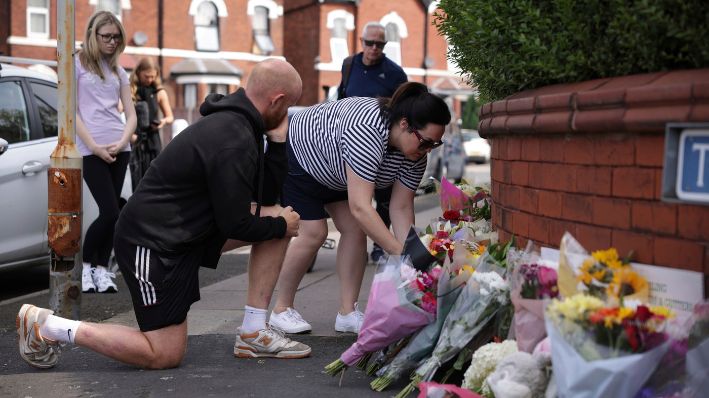 La gente deja flores cerca de la escena en Hart Street donde tres niñas murieron y 10 personas resultaron heridas en un ataque con cuchillo durante un evento de Taylor Swift en una escuela de baile el lunes, en Southport, Inglaterra, el martes 30 de julio de 2024. (James Speakman/PA vía AP)