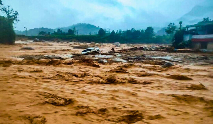 Coche dañado en el lugar del deslizamiento de tierra en Wayanad, India, el 30 de julio de 2024. (Fuerza Nacional de Respuesta a Desastres (NDRF)/AFP vía Getty Images)