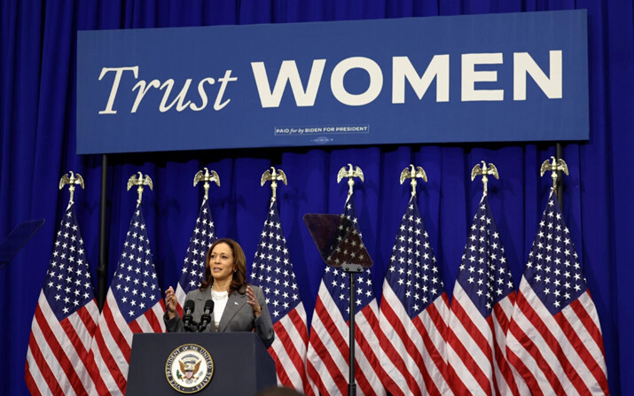 La vicepresidenta Kamala Harris conmemora el aniversario del fallo de la Corte Suprema Dobbs vs Jackson Women's Health Organization en 2022 que revocó el fallo Roe vs Wade, en el Ritchie Coliseum en el campus de la Universidad de Maryland en College Park, Maryland, el 24 de junio de 2024. (Kevin Dietsch/Getty Images)