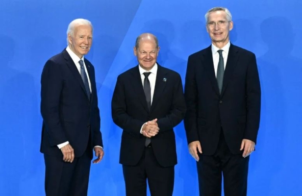 El canciller alemán Olaf Scholz (C) es recibido por el presidente estadounidense Joe Biden (I) y el jefe de la OTAN Jens Stoltenberg (D) durante la cumbre del 75 aniversario de la OTAN en el Centro de Convenciones Walter E. Washington, en Washington, el 10 de julio de 2024. (Brendan Smialowski/AFP vía Getty Images)