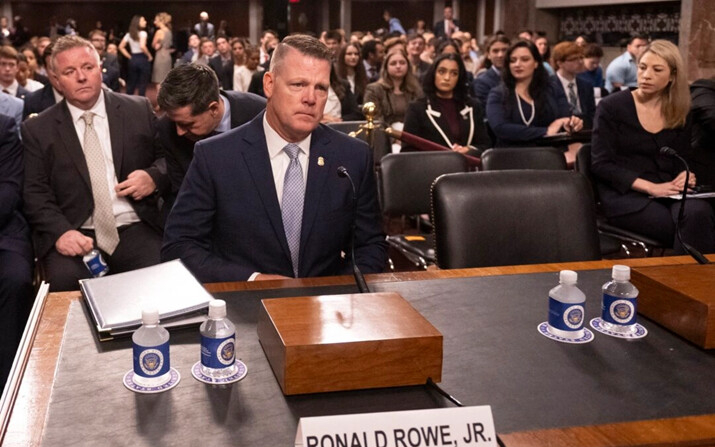 El director interino del Servicio Secreto, Ronald Rowe Jr., se prepara para testificar ante el Senado, el 30 de julio de 2024. (Roberto Schmidt/AFP vía Getty Images)