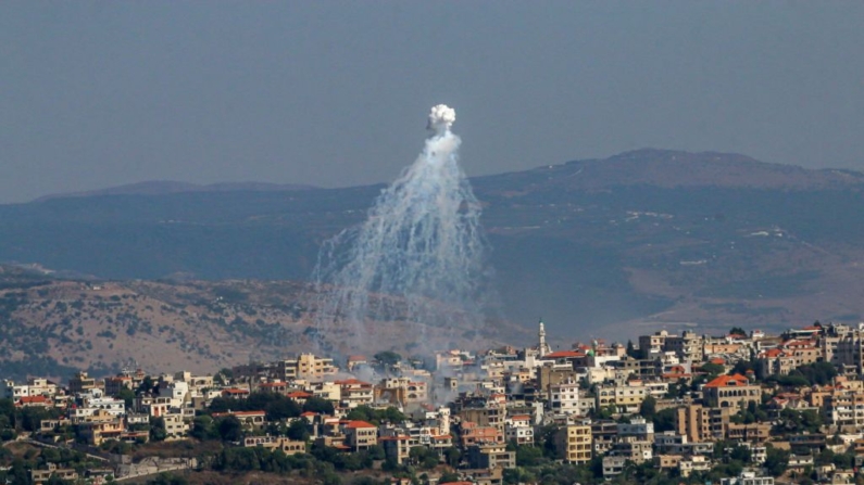 Sale humo de un lugar atacado por bombardeos israelíes en el pueblo de Khiam, en la frontera sur del Líbano, el 30 de julio de 2024, en medio de los continuos enfrentamientos transfronterizos entre las tropas israelíes y los combatientes de Hizbulá. (Rabih Daher/AFPP vía Getty Images)