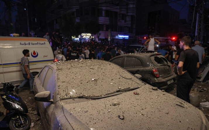 Escombros cubren vehículos dañados tras un ataque militar israelí en los suburbios del sur de Beirut, el 30 de julio de 2024. (Anwar Amro/AFP vía Getty Images)