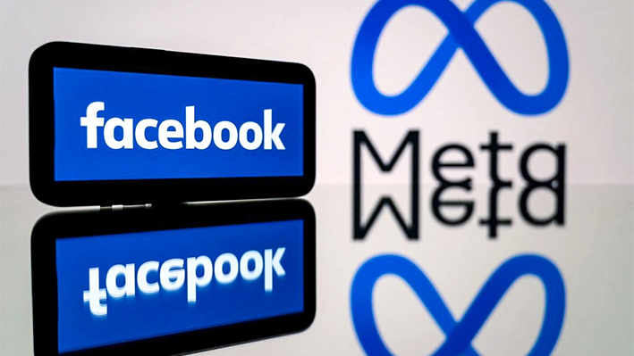 Un smartphone y una pantalla de ordenador muestran los logotipos de la red social Facebook y de su empresa matriz Meta, en esta foto de archivo. (Lionel Bonaventure/AFP vía Getty Images)
