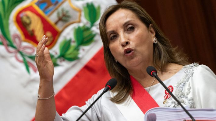 La presidenta peruana Dina Boluarte pronuncia su discurso a la nación en el Día de la Independencia en el Congreso Nacional en Lima el 28 de julio de 2024.(CRIS BOURONCLE/POOL/AFP via Getty Images)