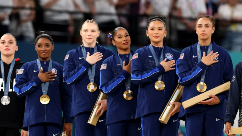 Las medallistas de oro del equipo de Estados Unidos miran desde el podio durante la ceremonia de entrega de medallas de la final por equipos de gimnasia artística femenina en el cuarto día de los Juegos Olímpicos de París 2024 en el Bercy Arena de París el 30 de julio de 2024. (Jamie Squire/Getty Images)
