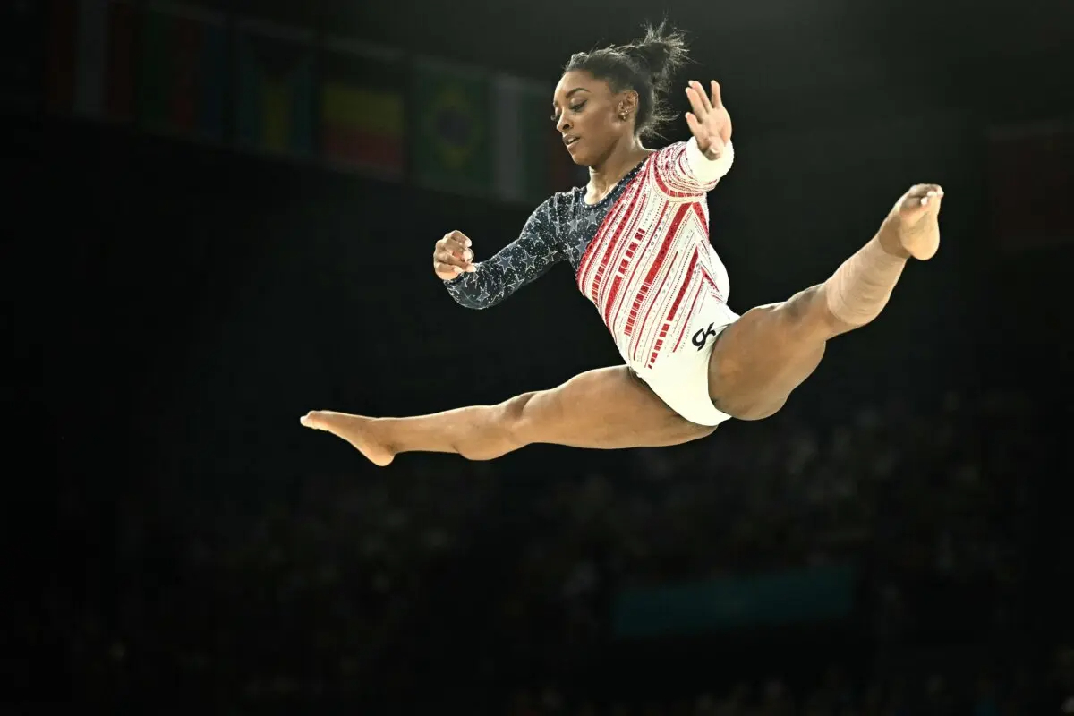 Simone Biles, del equipo de Estados Unidos, compite en la prueba de barra de equilibrios de la final por equipos femenina de gimnasia artística durante los Juegos Olímpicos de París 2024 en el Bercy Arena de París, el 30 de julio de 2024. (Lionel Bonaventure/ AFP vía Getty Images)