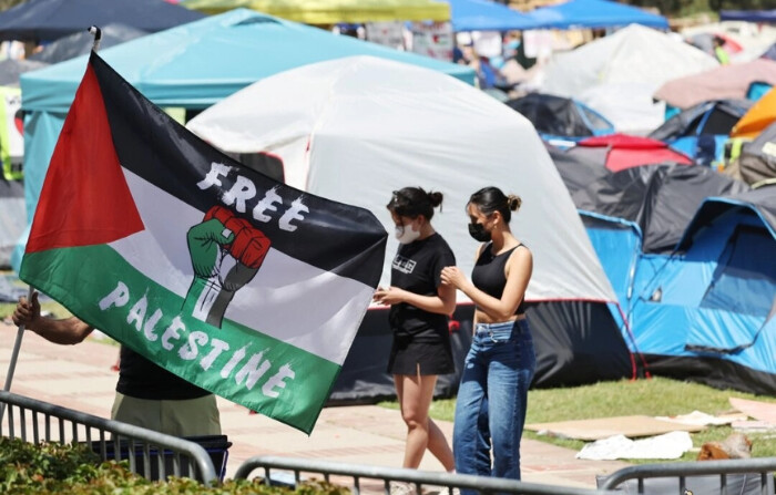 Una acampada propalestina en la Universidad de California-Los Ángeles el 30 de abril de 2024. (Mario Tama/Getty Images)