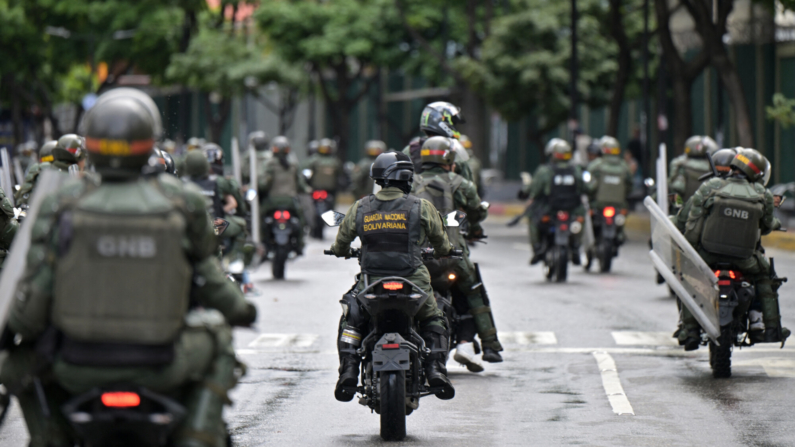 Miembros del escuadrón antidisturbios de la Guardia Nacional Bolivariana (GNB) se desplazan por el barrio de Chacao mientras los opositores al presidente venezolano Nicolás Maduro participan en una manifestación, en Caracas el 30 de julio de 2024.  (YURI CORTEZ/AFP via Getty Images)