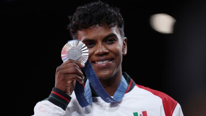 La medallista de plata Prisca Awiti Alcaraz del Equipo de México celebra durante la ceremonia de medallas de Judo Femenino -63 kg en el cuarto día de los Juegos Olímpicos de París 2024 en Champs-de-Mars Arena, el 30 de julio de 2024 en París, Francia. (Steph Chambers/Getty Images)