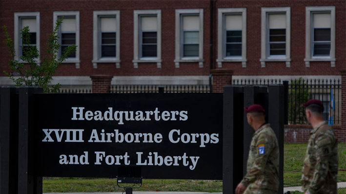 Unos soldados pasan junto a una señal recién descubierta tras una ceremonia de cambio de nombre oficial de la instalación militar Fort Liberty el 2 de junio de 2023 en Fayetteville, Carolina del Norte. (Melissa Sue Gerrits/Getty Images)