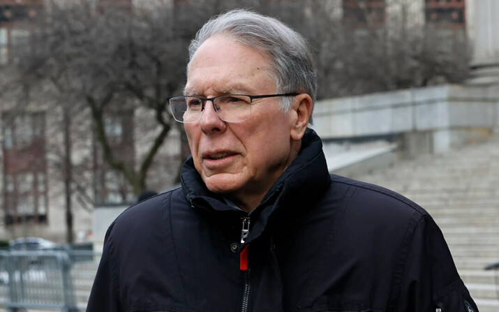 El exdirector ejecutivo de la Asociación Nacional del Rifle (NRA), Wayne LaPierre, abandona la Corte Suprema del estado de Nueva York, el 21 de febrero de 2024. (Michael M. Santiago/Getty Images)