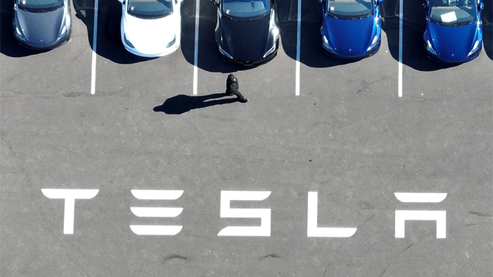 En una vista aérea, coches nuevos de Tesla en un aparcamiento de la fábrica de Tesla en Fremont, California, el 19 de octubre de 2022. (Justin Sullivan/Getty Images)
