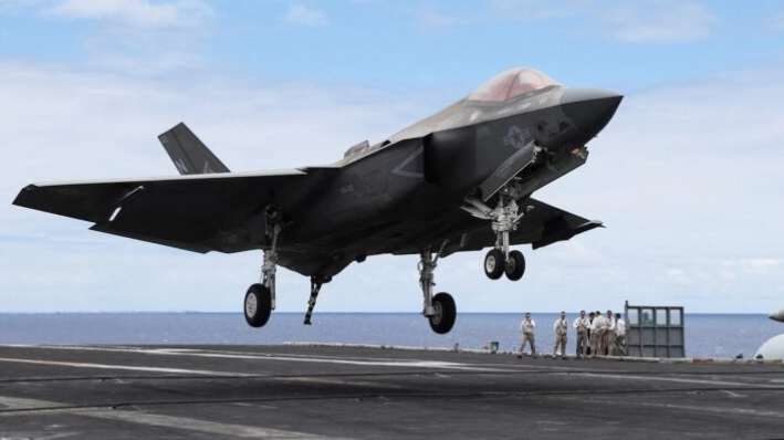 Un avión F-35 aterriza en la pista del portaaviones USS Carl Vinson durante los ejercicios militares Rim of the Pacific (RIMPAC), a unos 160 kilómetros al sur de Oahu, Hawái, el 19 de julio de 2024. (Marco Garcia/File Photo/Reuters)