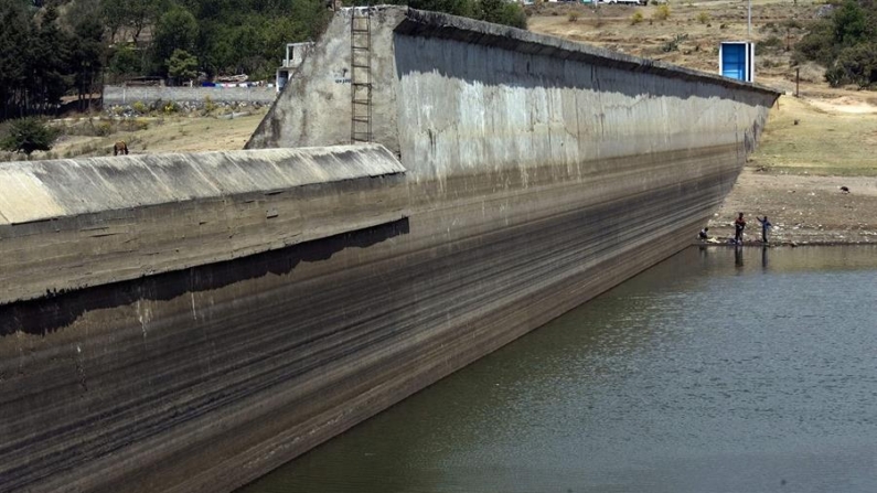 Fotografía de archivo de un aspecto de la presa de Villa Victoria, en el Estado de México, que abastece de agua a Ciudad de México (México). EFE/Alex Cruz