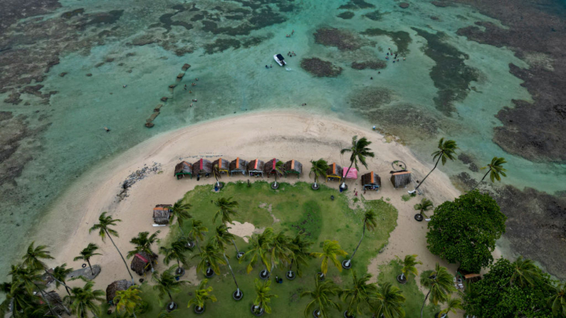 Vista aérea de la playa de la isla Mamey, situada frente a Puerto Lindo, Portobelo, Panamá 25 de mayo de 2024. (Martin Bernetti/AFP vía Getty Images)