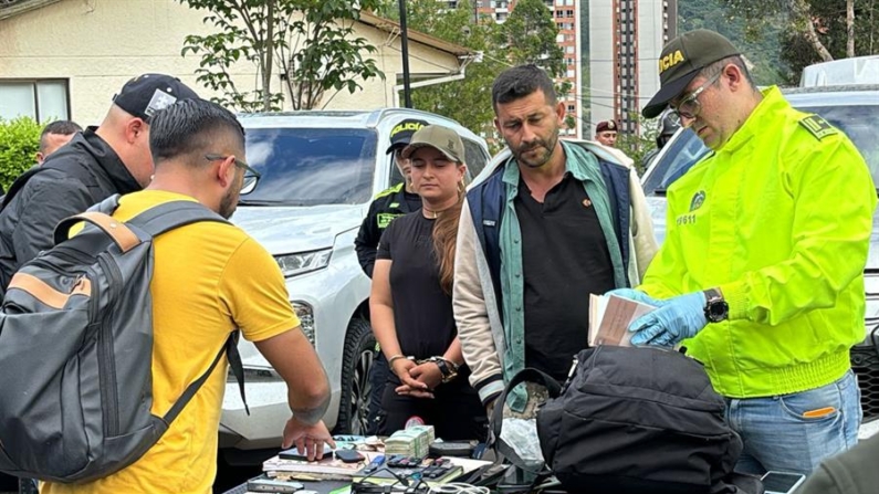 Fotografía cedida por la Secretaría de Gobierno de Antioquia que muestra a Edgar de Jesús Orrego Arango (2-d), alias 'Firu', y a alias 'Érika Castro' (c), dos de los tres disidentes de las FARC detenidos este 23 de julio de 2024, en Medellín (Colombia). EFE/ Secretaría de Gobierno de Antioquia