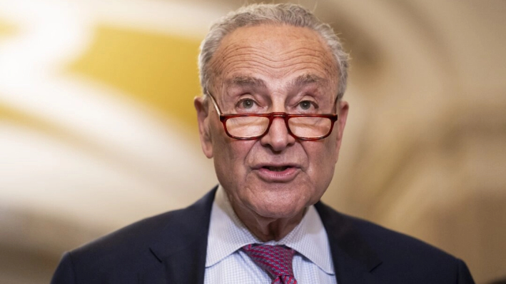 El senador Chuck Schumer (D-N.Y.) habla durante la rueda de prensa semanal del Senado en el edificio del Capitolio de EE.UU. en Washington el 9 de julio de 2024.(Madalina Vasiliu/The Epoch Times)