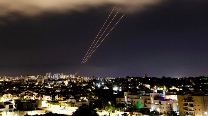 Un sistema antimisiles opera después de que Irán lanzara drones y misiles hacia Israel, visto desde Ashkelon, Israel, el 14 de abril de 2024. (Amir Cohen/Reuters)