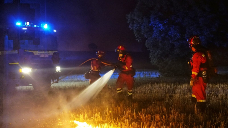 Efectivos de la Unidad Militar de Emergencias (UME) combaten las llamas del incendio de Valverdejo (Cuenca). EFE/ EFE/Unidad Militar de Emergencias 